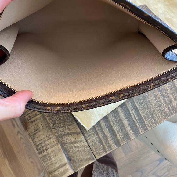 Louis Vuitton toiletry bag 26 - Picture 8 of 11